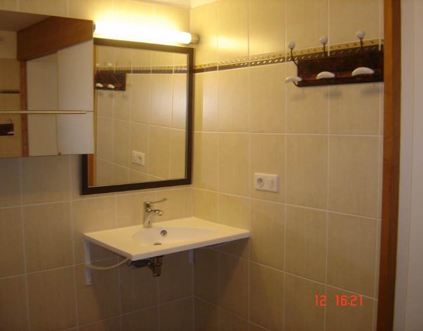 SALLE DE BAIN AU RDC ACCESSIBLE AUX PERSONNES A MOBILITE REDUITE